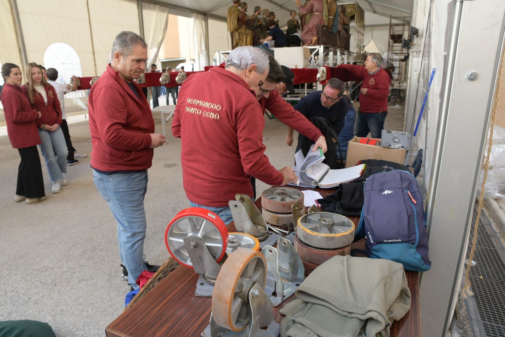 La Santa Cena culmina su tradición decorando el trono con alimentos