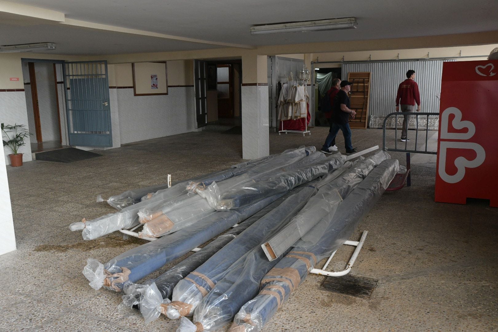 La Santa Cena culmina su tradición decorando el trono con alimentos