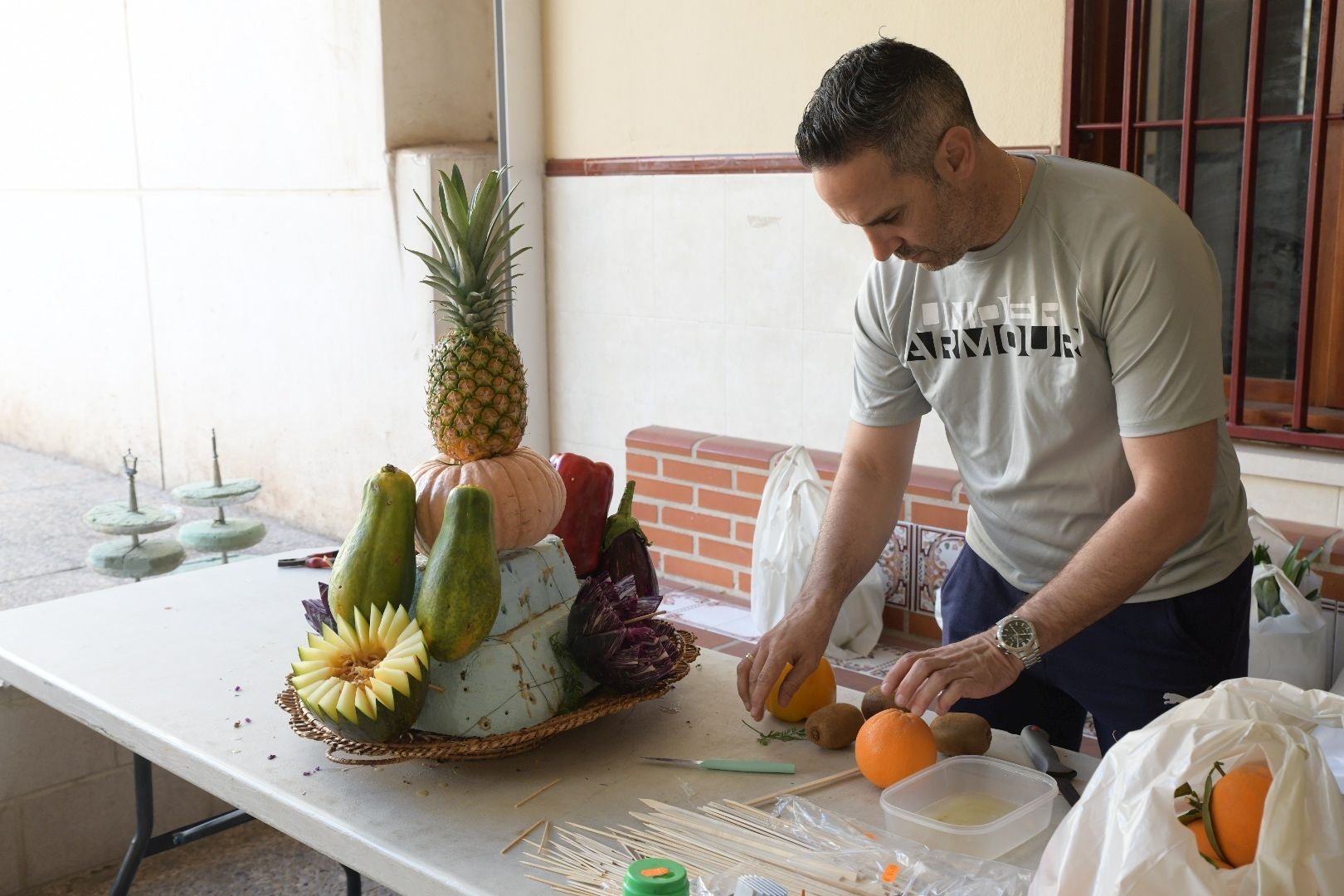 La Santa Cena culmina su tradición decorando el trono con alimentos