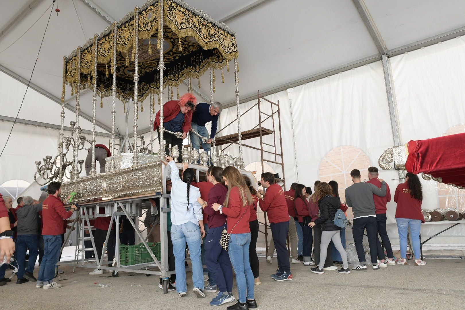 La Santa Cena culmina su tradición decorando el trono con alimentos