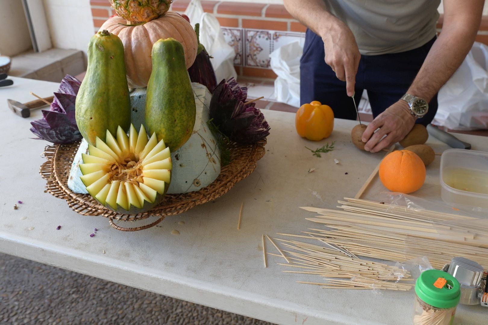 La Santa Cena culmina su tradición decorando el trono con alimentos