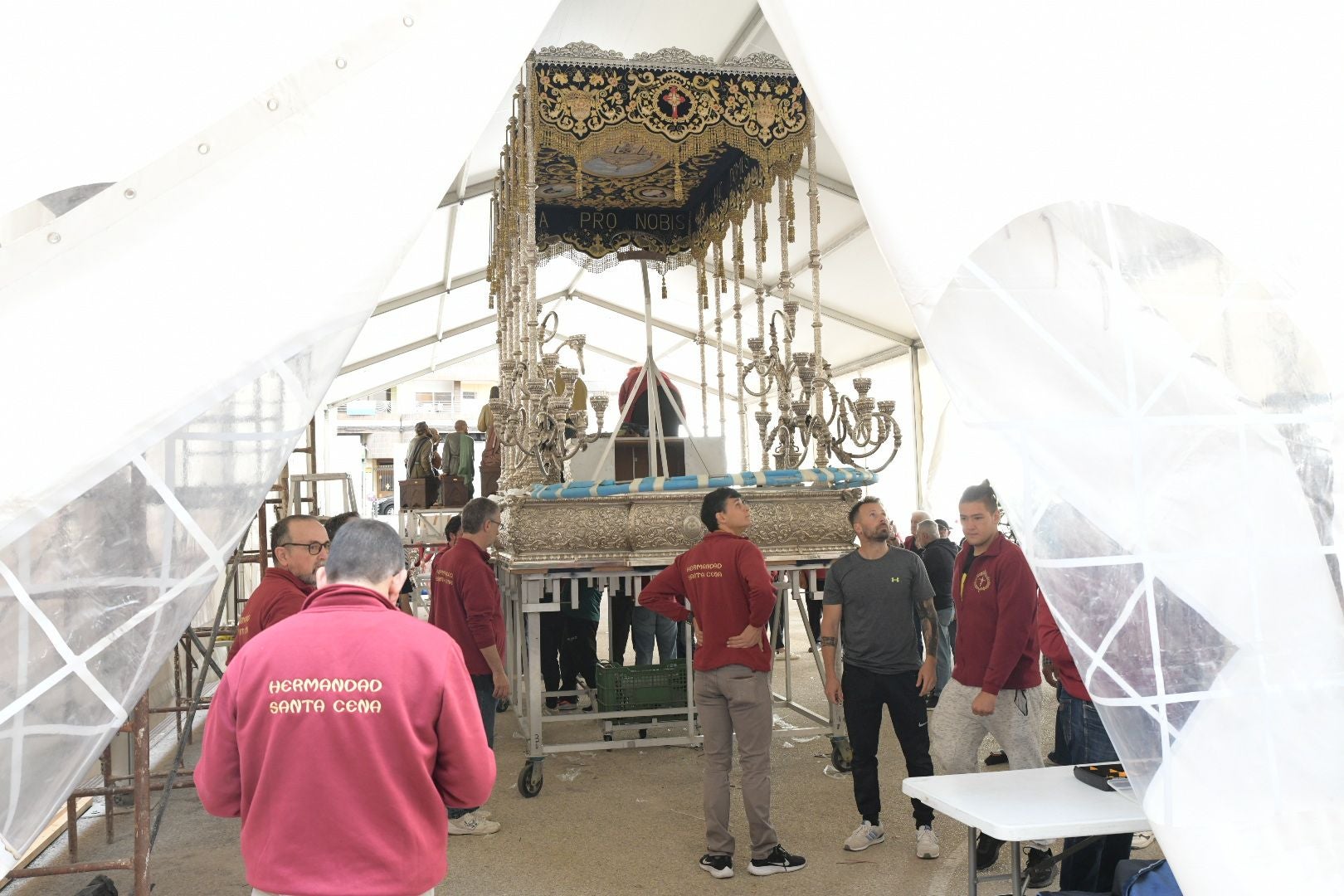 La Santa Cena culmina su tradición decorando el trono con alimentos