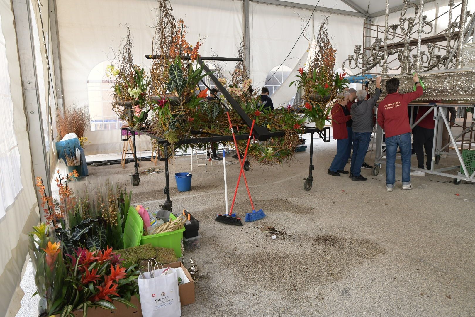 La Santa Cena culmina su tradición decorando el trono con alimentos
