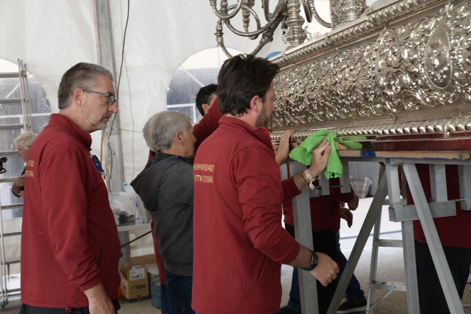 La Santa Cena culmina su tradición decorando el trono con alimentos