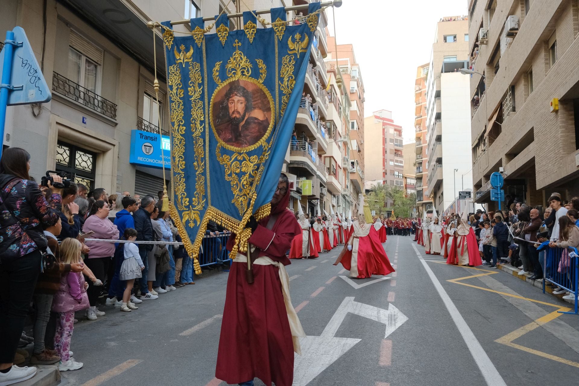 El paso más grande de España emociona a la Semana Santa de Alicante