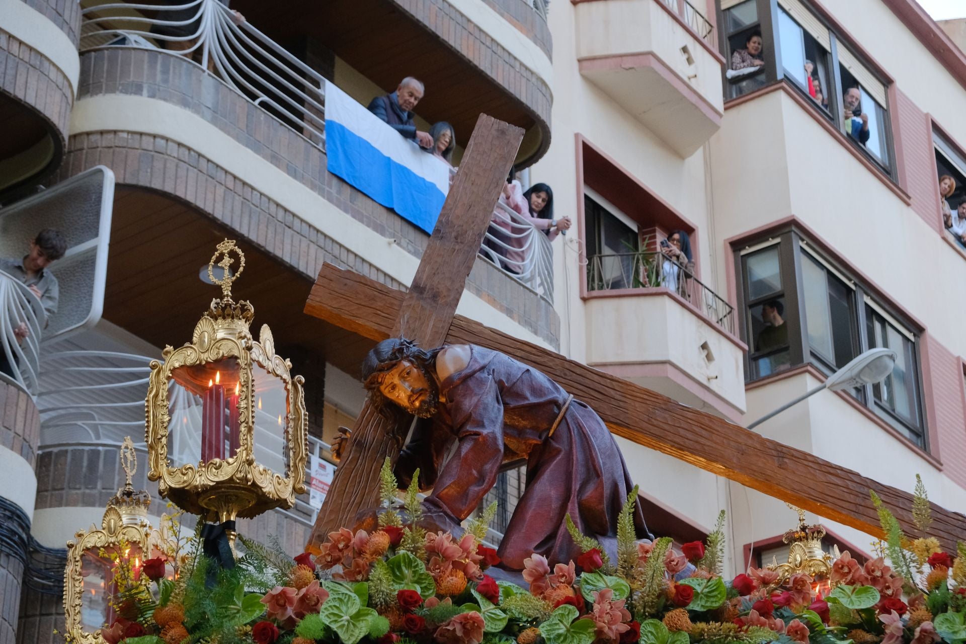 El paso más grande de España emociona a la Semana Santa de Alicante