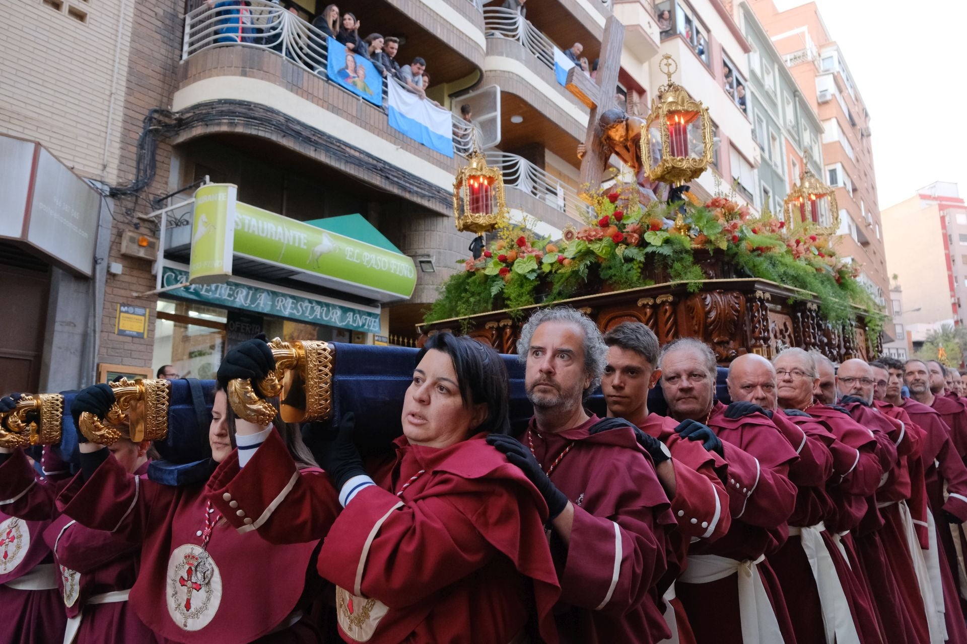 El paso más grande de España emociona a la Semana Santa de Alicante