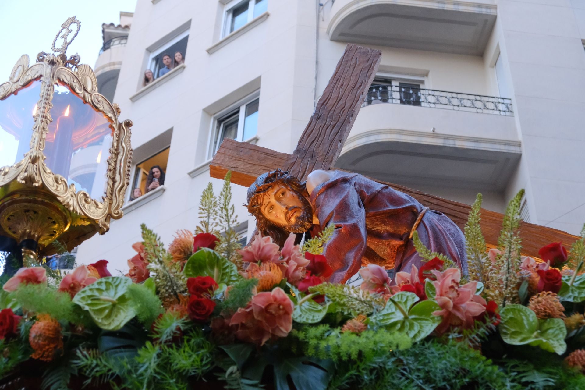 El paso más grande de España emociona a la Semana Santa de Alicante