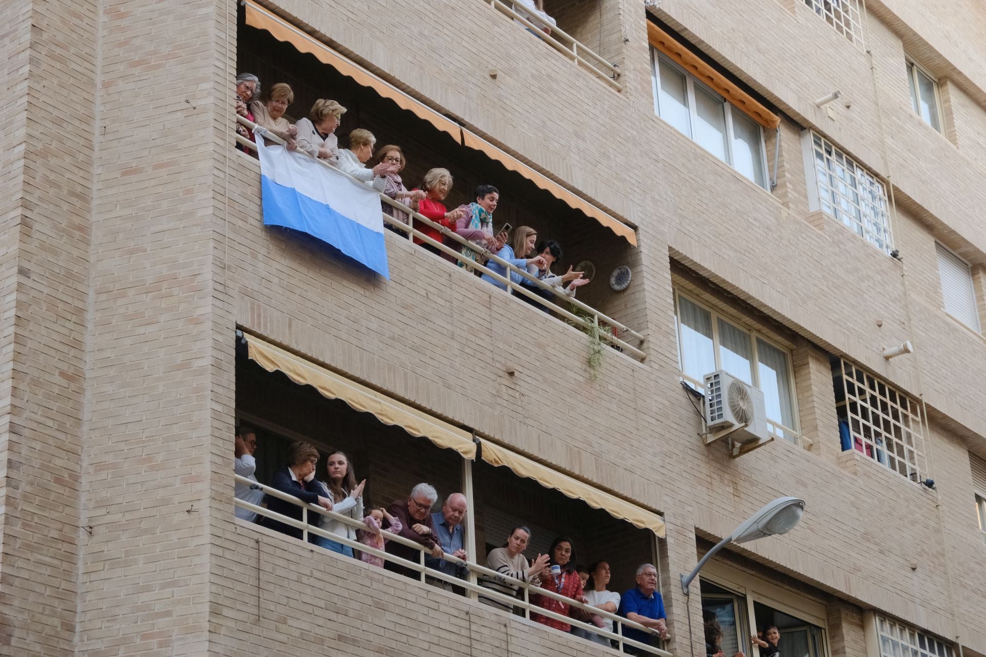 El paso más grande de España emociona a la Semana Santa de Alicante