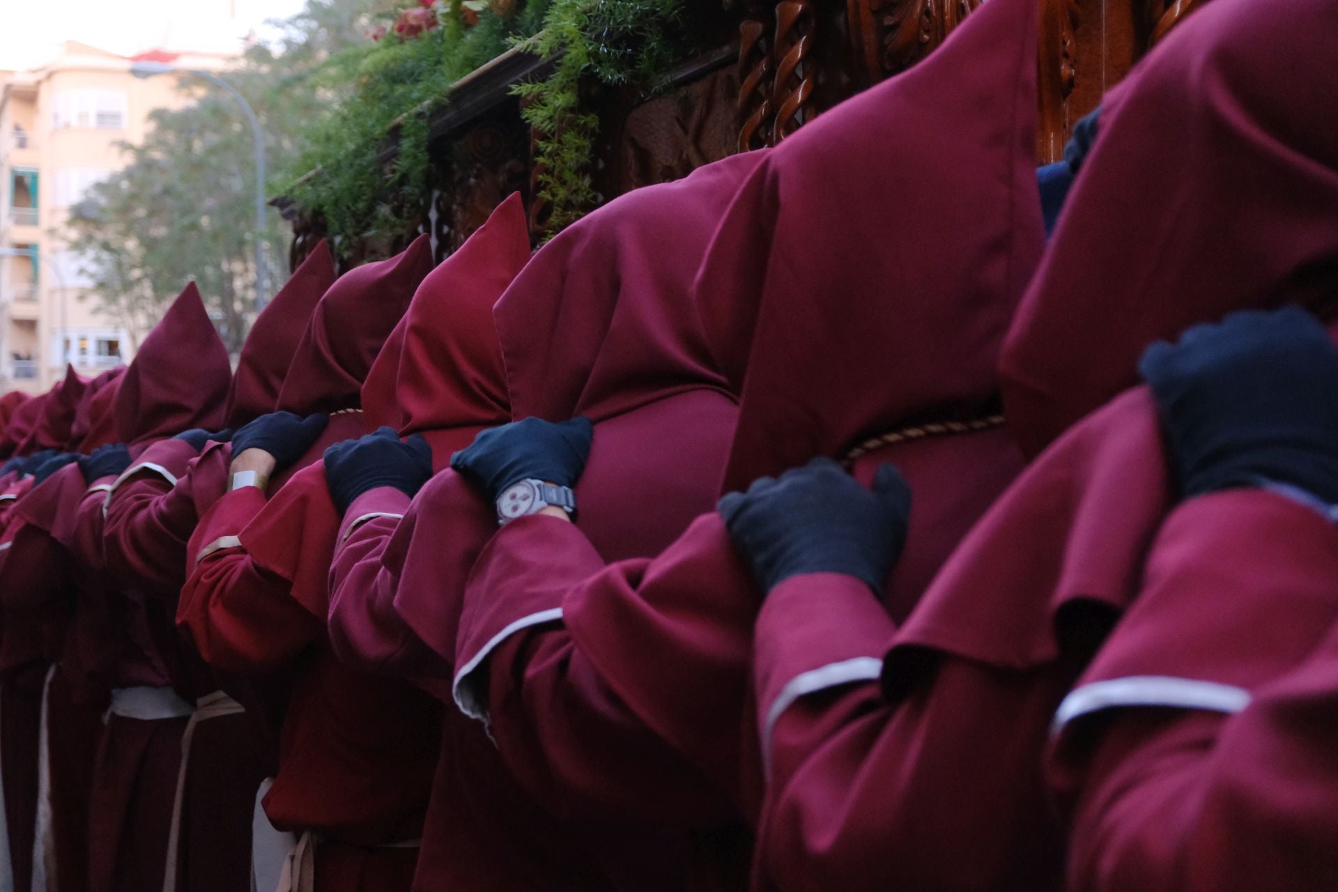 El paso más grande de España emociona a la Semana Santa de Alicante