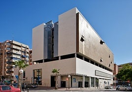 Edificio municipal de viviendas intergeneracionales de Plaza de América.