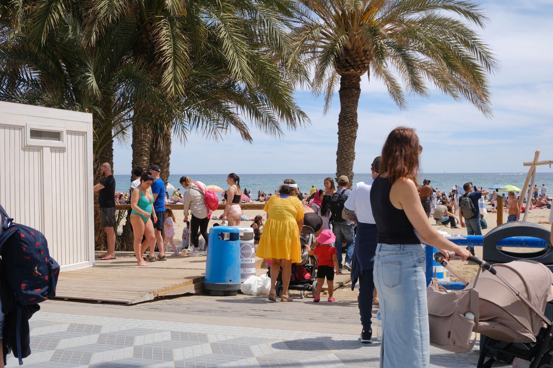 Alicante vive un Sábado Santo veraniego junto al mar