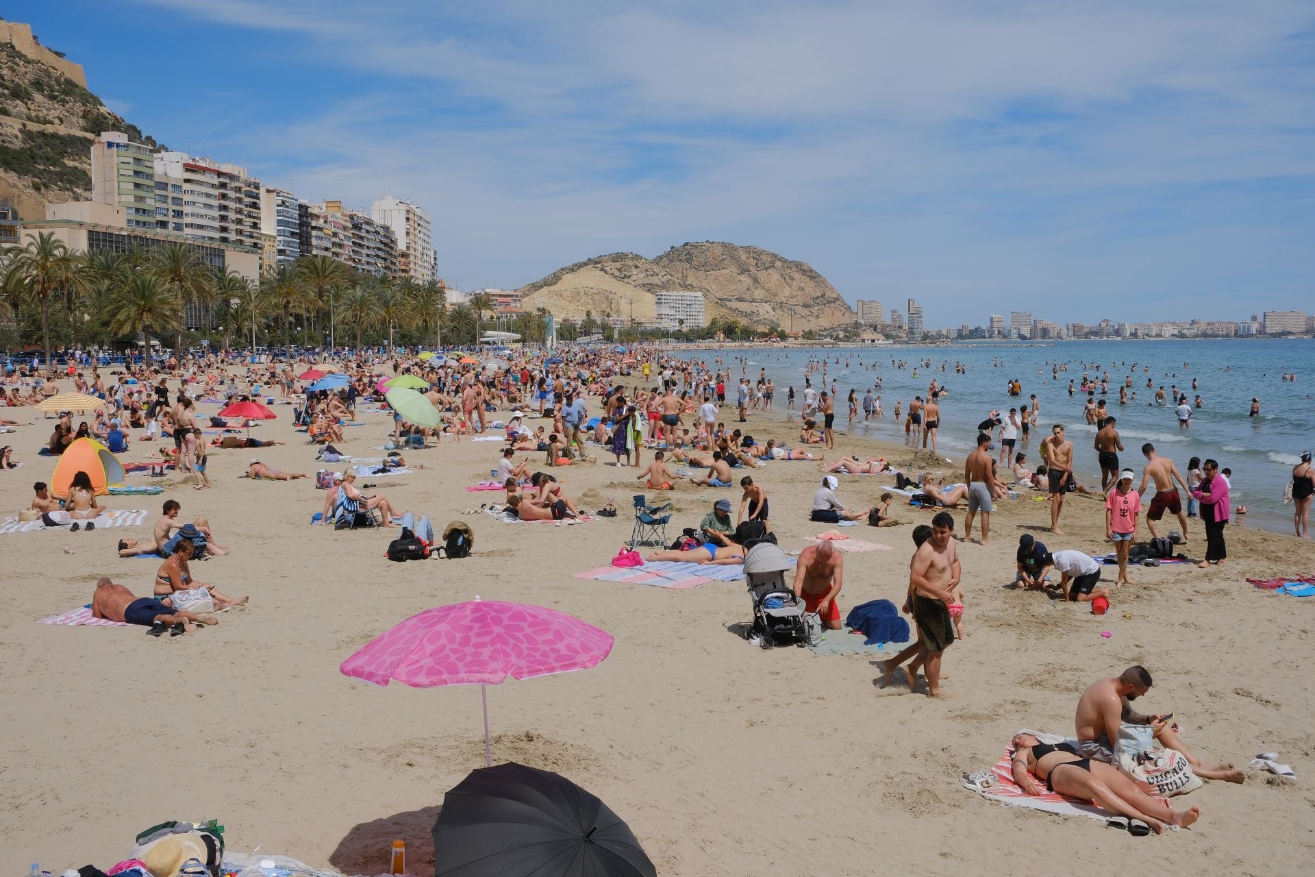 Alicante vive un Sábado Santo veraniego junto al mar