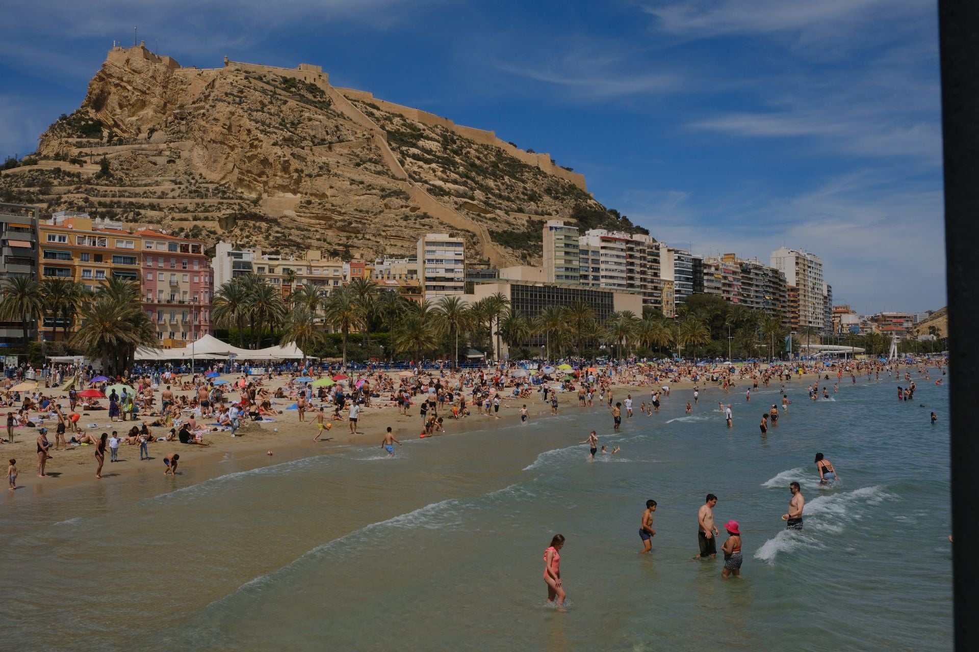 Alicante vive un Sábado Santo veraniego junto al mar