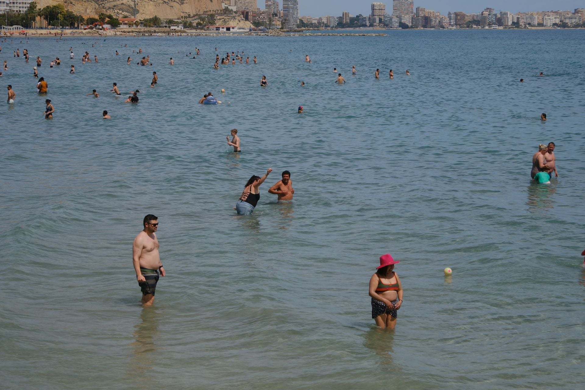 Alicante vive un Sábado Santo veraniego junto al mar