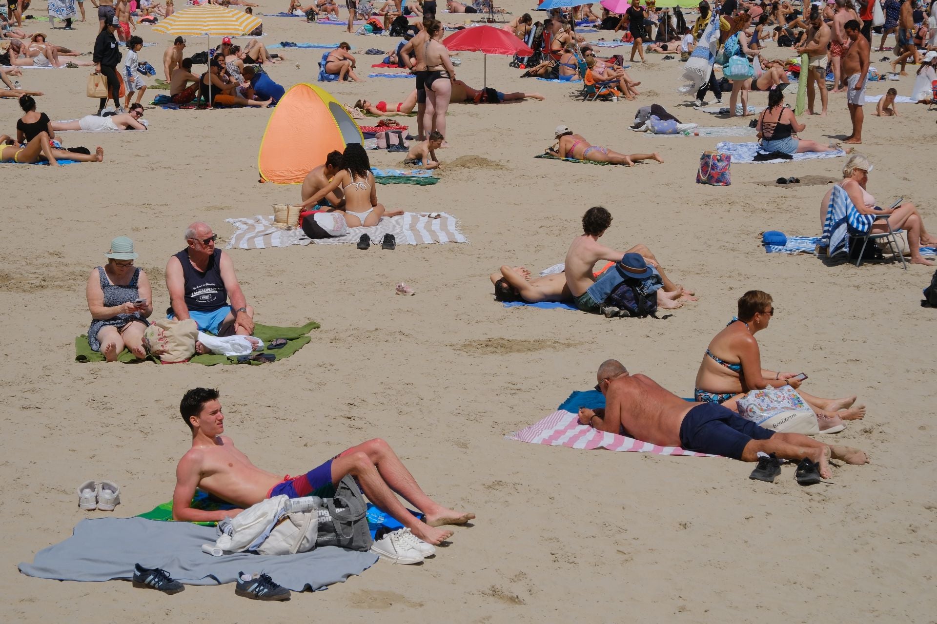 Alicante vive un Sábado Santo veraniego junto al mar