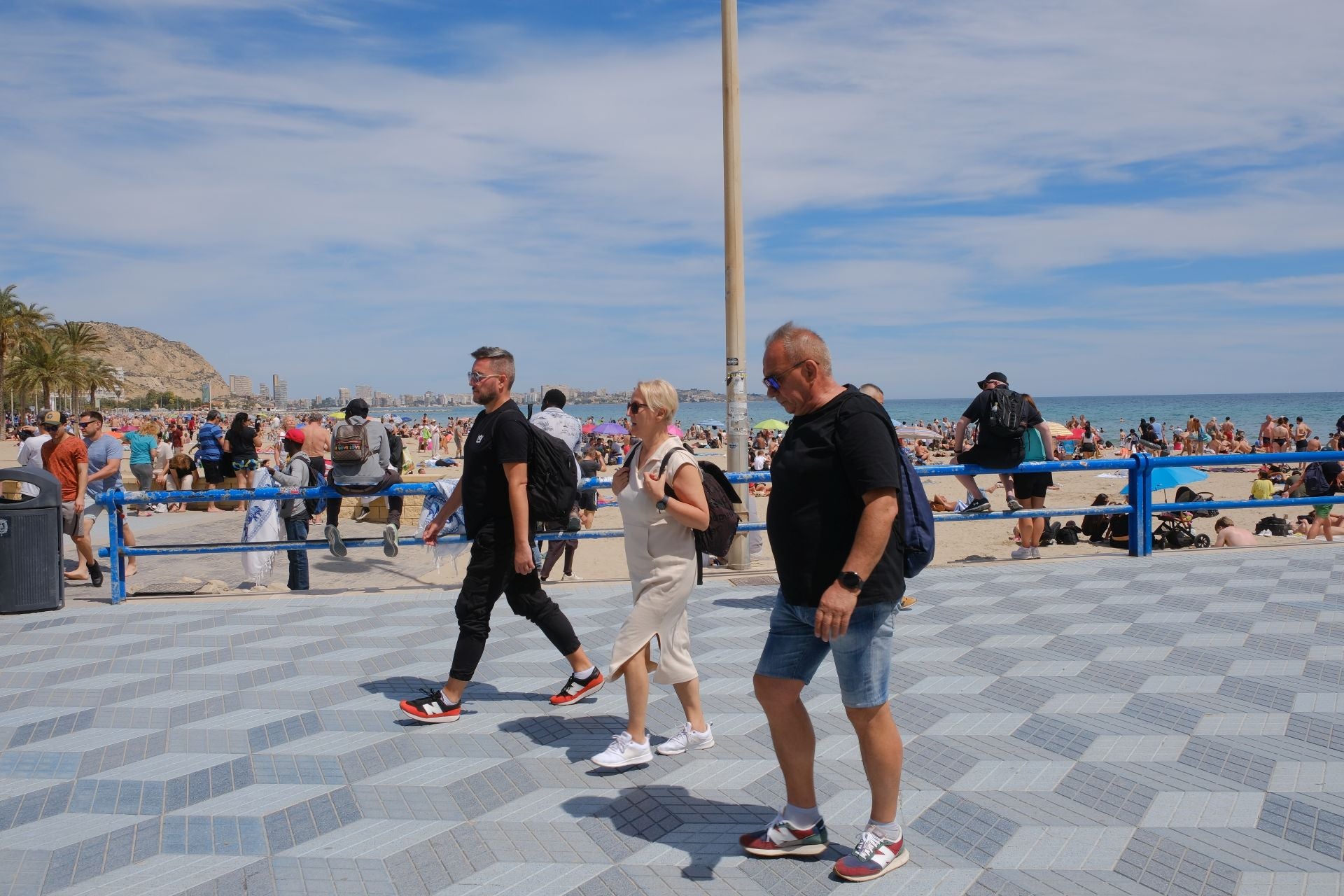 Alicante vive un Sábado Santo veraniego junto al mar