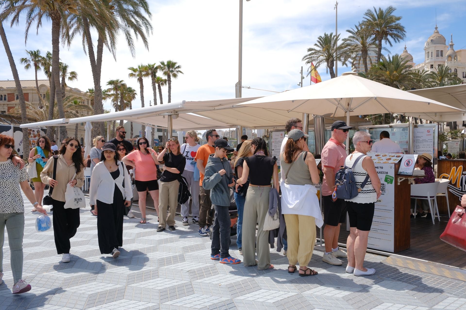 Alicante vive un Sábado Santo veraniego junto al mar