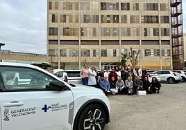 Miembros del Departamento de Salud de Alicante durante la presentación de los nuevos vehículos.
