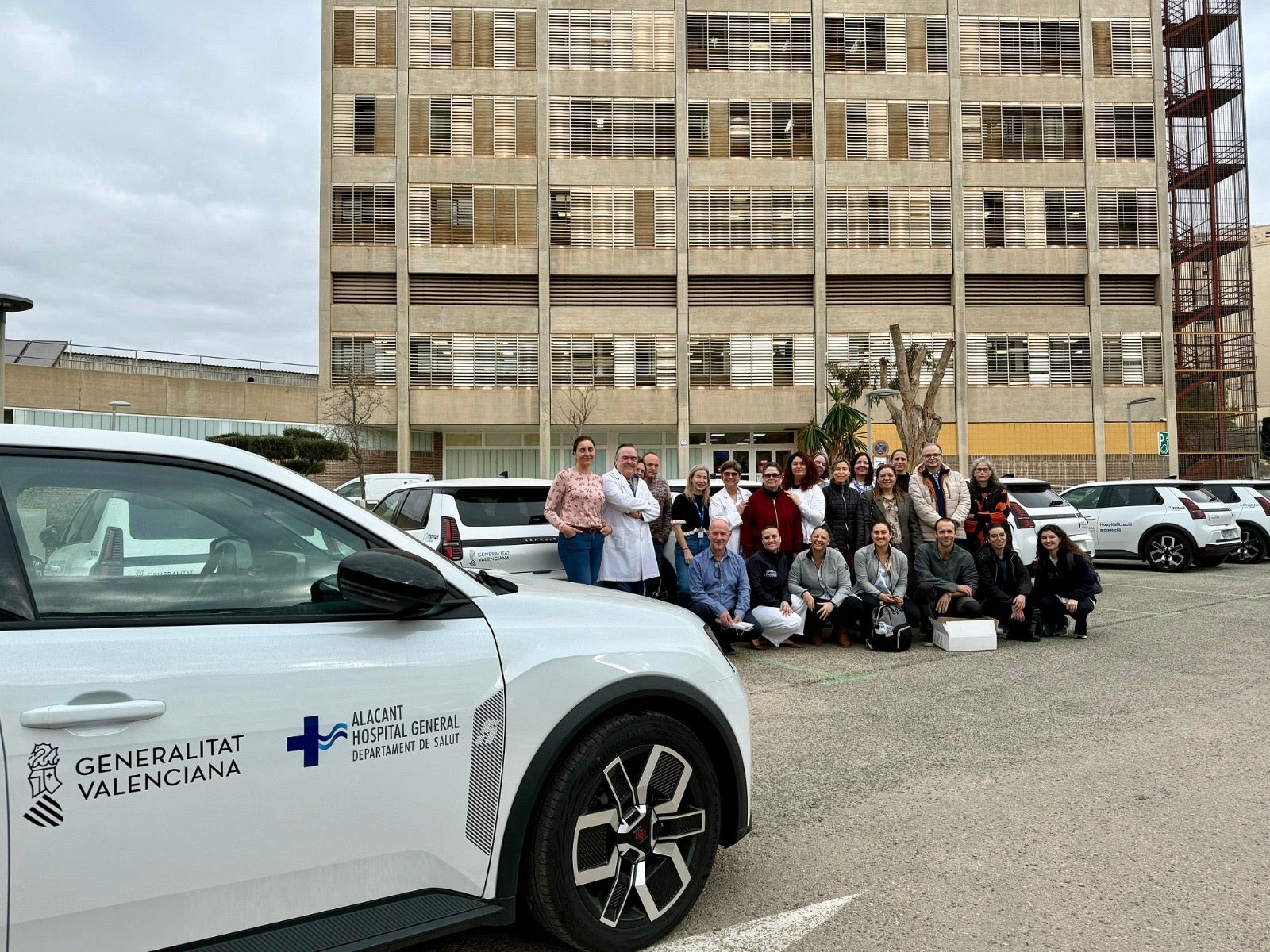 Imagen principal - Alicante bets on electric mobility in healthcare with the renewal of vehicles for home care