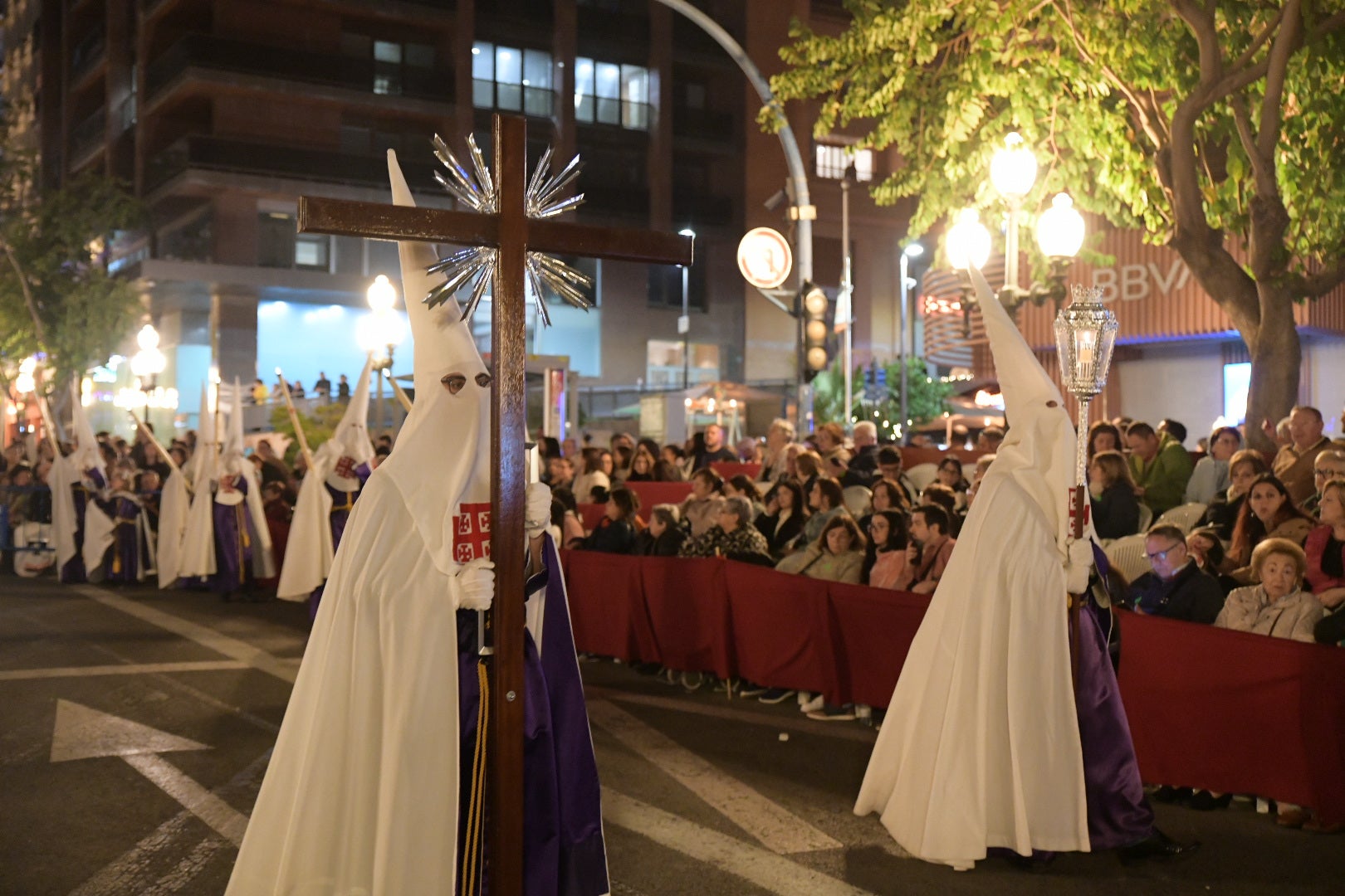 La Procesión del Santo Entierro conmueve en su recorrido por Alicante