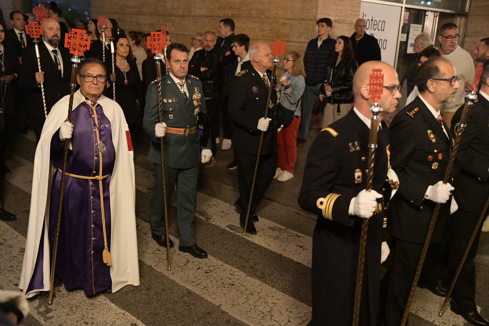 La Procesión del Santo Entierro conmueve en su recorrido por Alicante