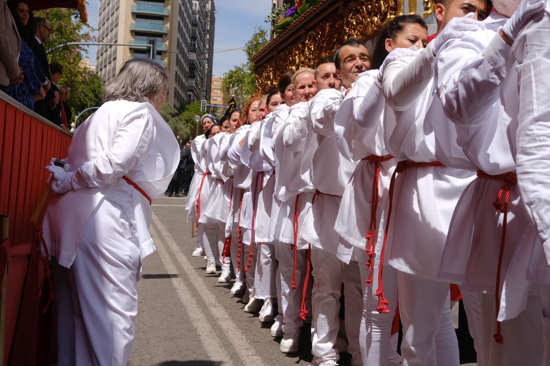 La Sentencia de Jesús llena de emoción las calles de Alicante en la mañana del Viernes Santo