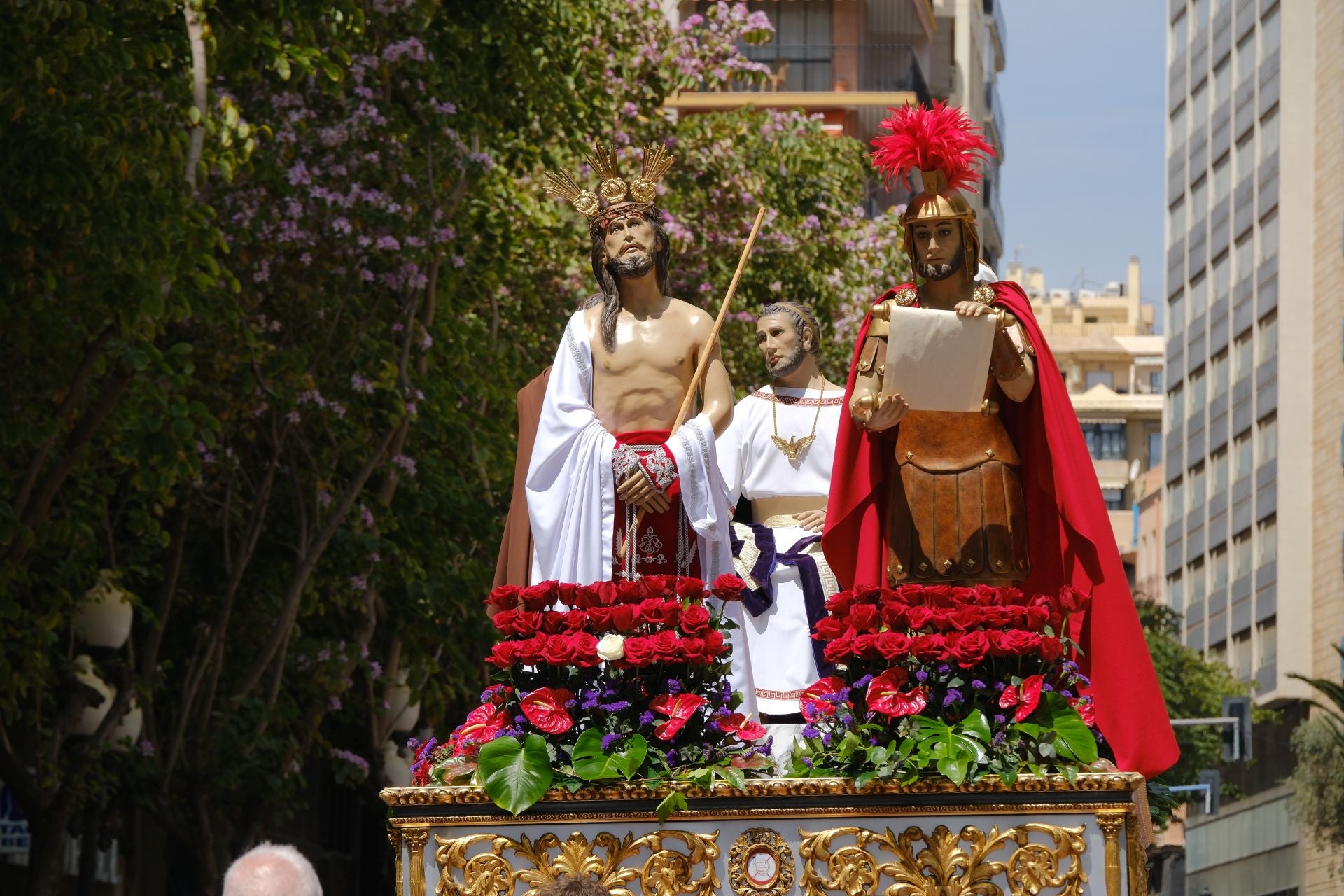 La Sentencia de Jesús llena de emoción las calles de Alicante en la mañana del Viernes Santo