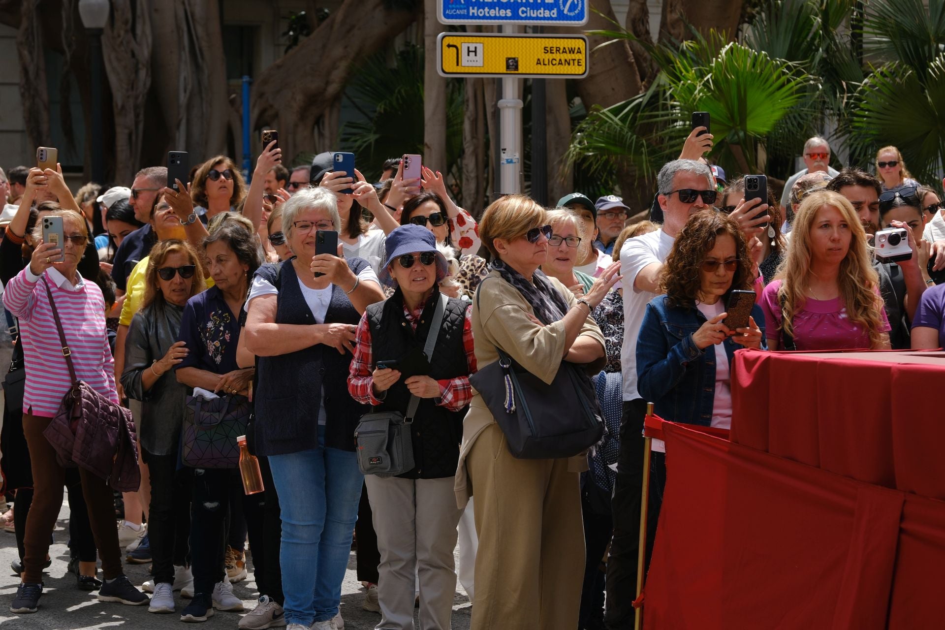 La Sentencia de Jesús llena de emoción las calles de Alicante en la mañana del Viernes Santo