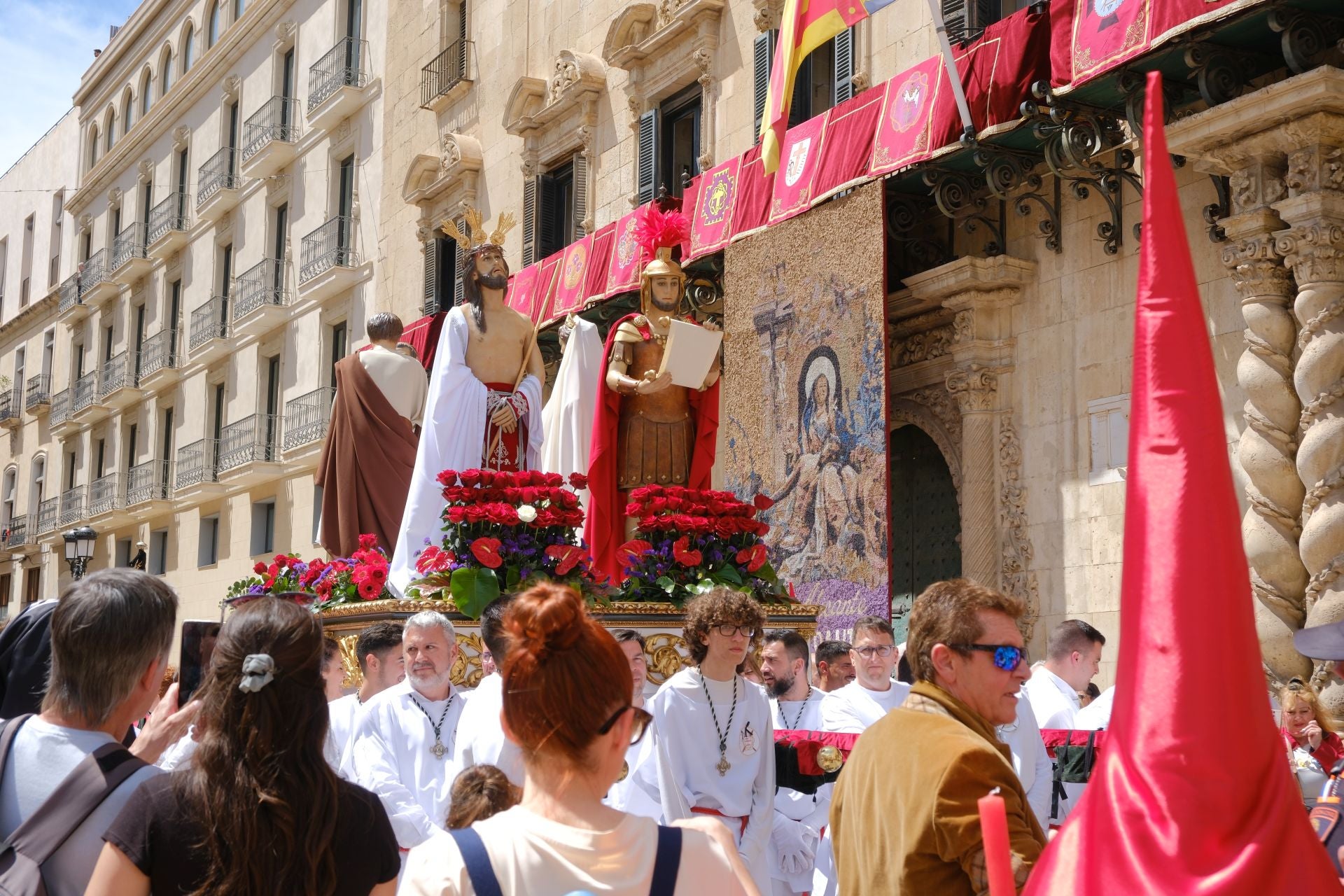 La Sentencia de Jesús llena de emoción las calles de Alicante en la mañana del Viernes Santo