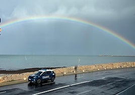 Coche patrulla de la policía nacional circulando por Dénia.
