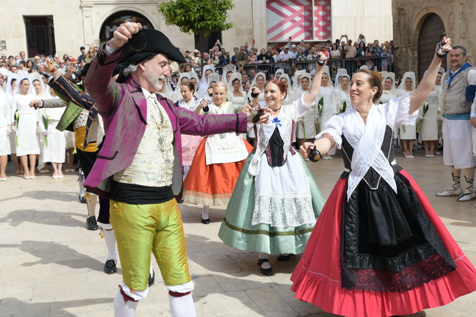 La Virgen de la Alegría y el Cristo Resucitado se encuentran en la plaza del Ayuntamiento de Alicante