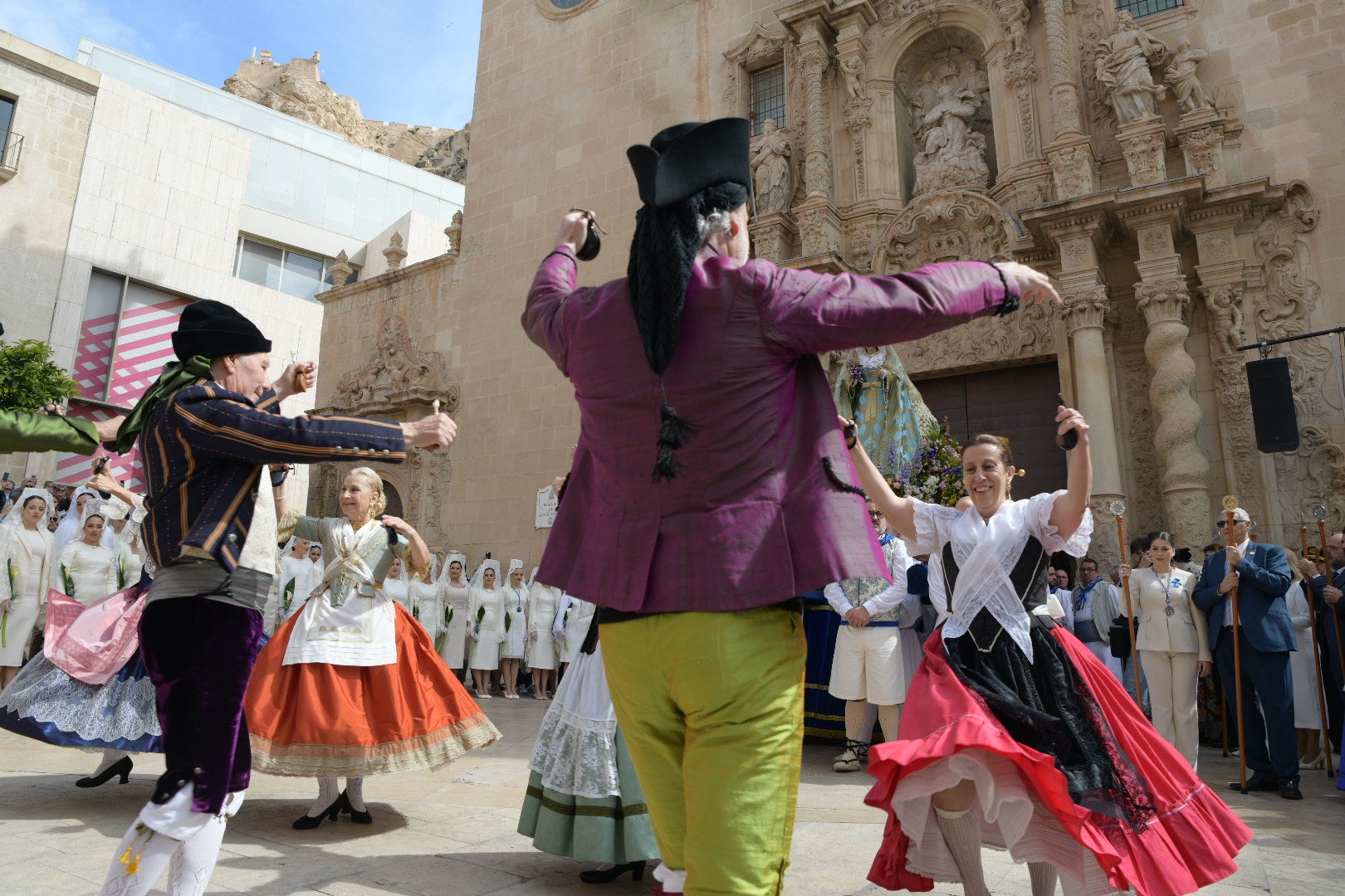 La Virgen de la Alegría y el Cristo Resucitado se encuentran en la plaza del Ayuntamiento de Alicante