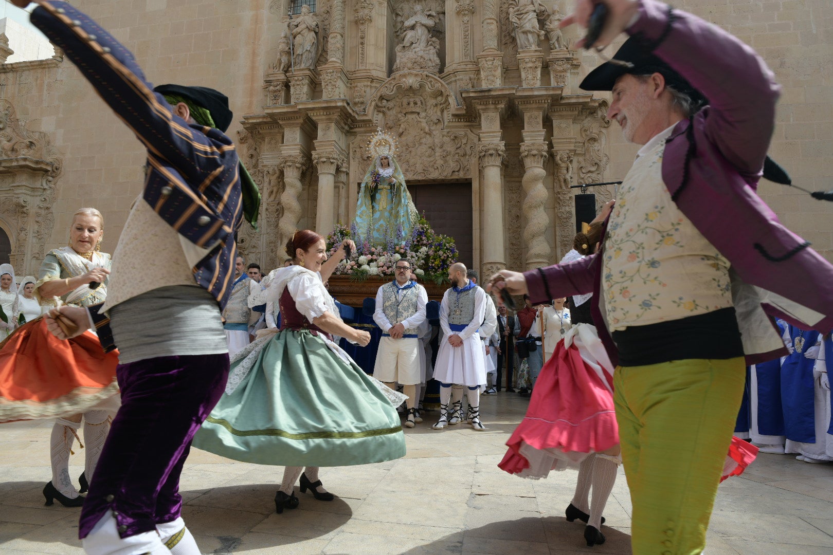 La Virgen de la Alegría y el Cristo Resucitado se encuentran en la plaza del Ayuntamiento de Alicante
