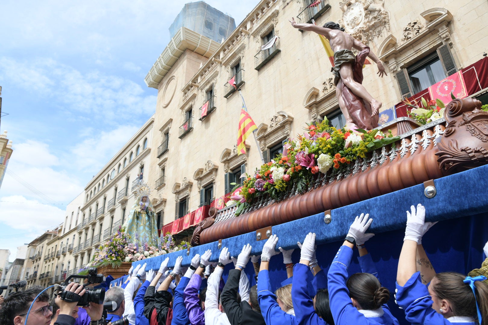 La Virgen de la Alegría y el Cristo Resucitado se encuentran en la plaza del Ayuntamiento de Alicante