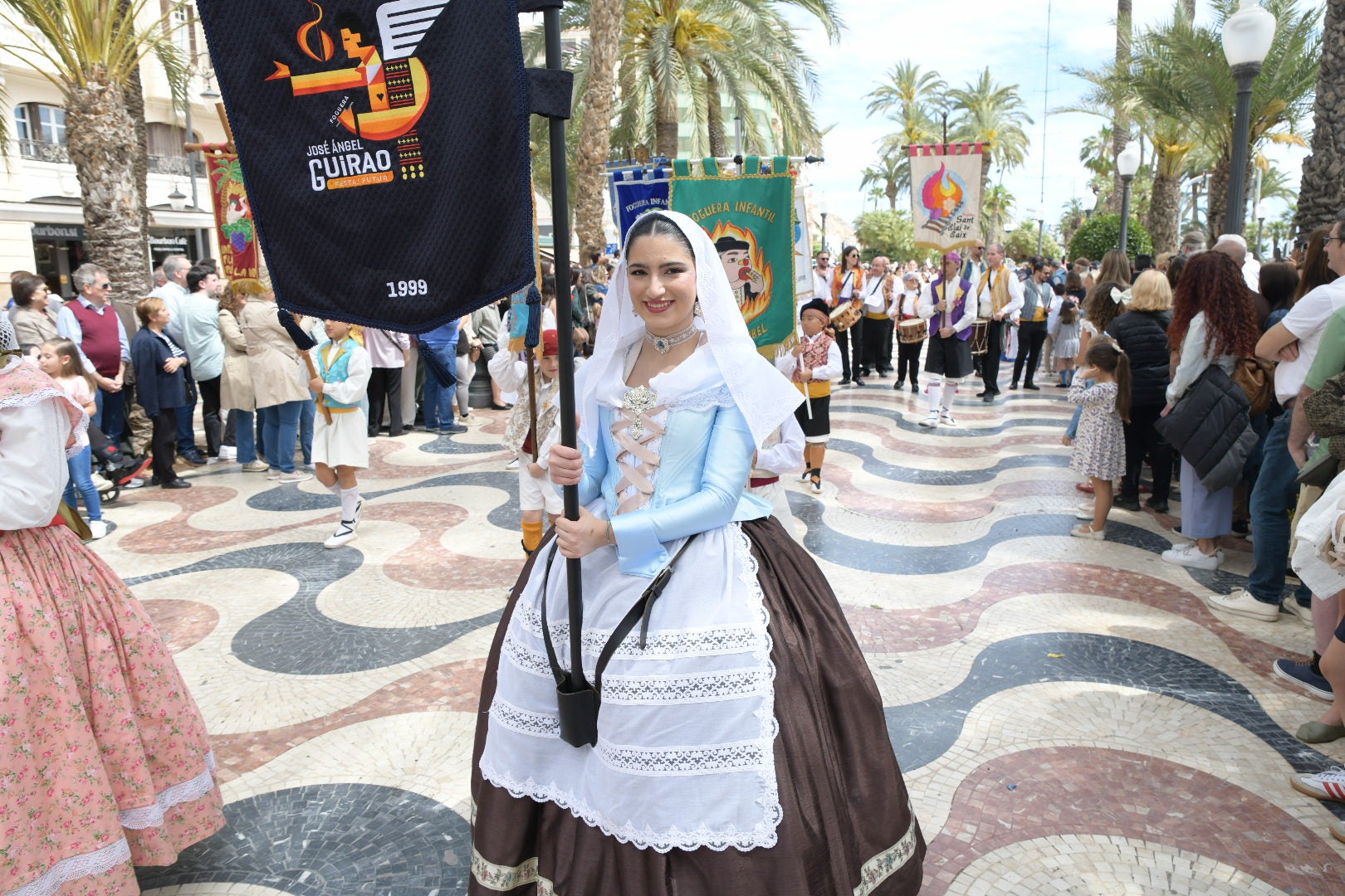 Las candidatas a bellea del foc escoltan a la Virgen de la Alegría