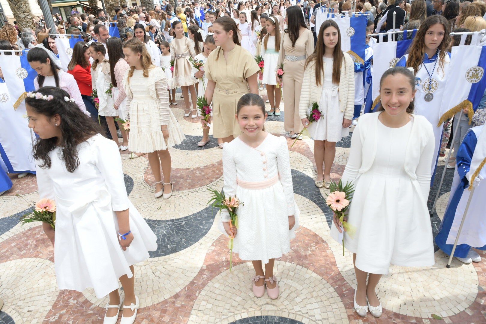 Las candidatas a bellea del foc escoltan a la Virgen de la Alegría