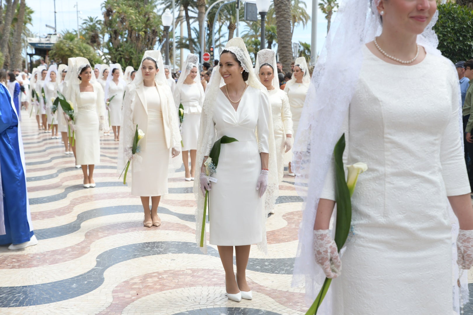Las candidatas a bellea del foc escoltan a la Virgen de la Alegría