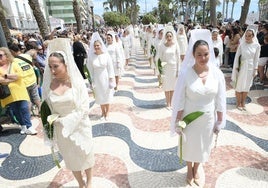 Las candidatas a bellea del foc escoltan a la Virgen de la Alegría