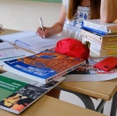 Una alumna en un colegio de Alicante.