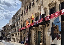 Banderas a media asta en el Ayuntamiento de Alicante.