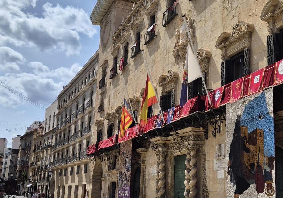 Banderas a media asta en el Ayuntamiento de Alicante.