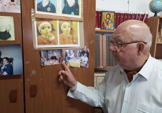 Fray Oltra muestra una fotografía con el cardenal Hummes.