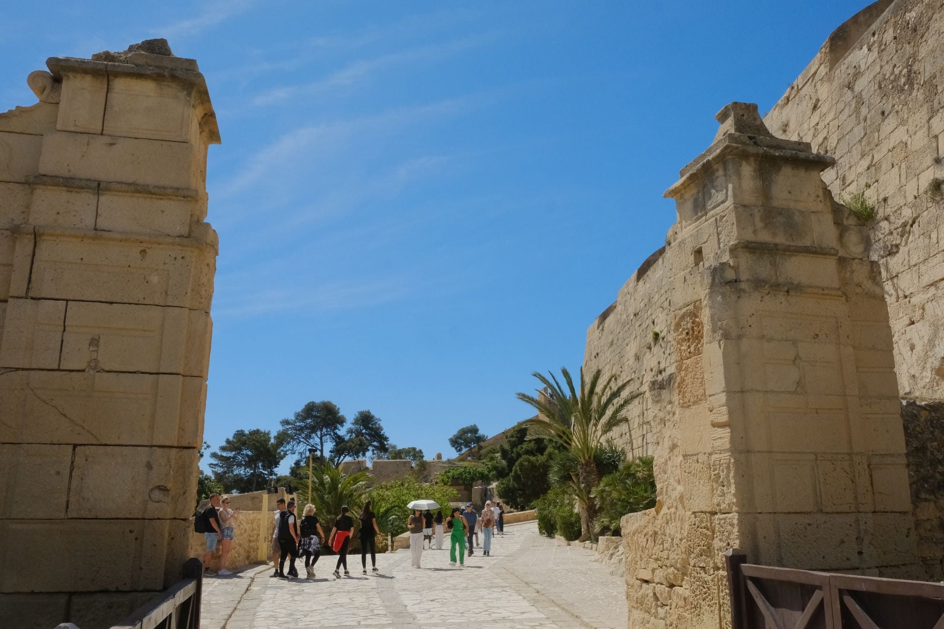 Alicantinos y turistas celebran la Pascua en el castillo de Santa Bárbara