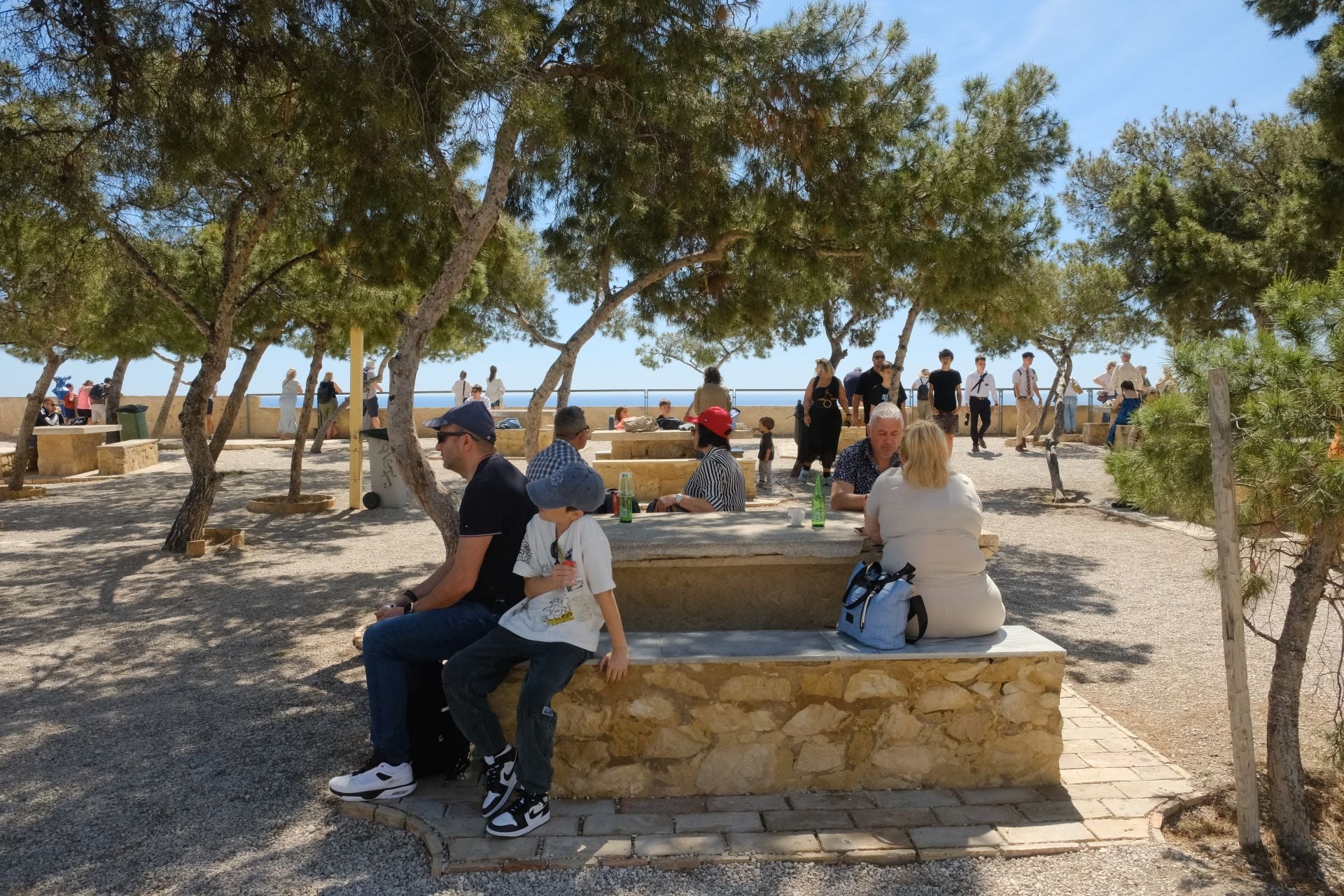 Alicantinos y turistas celebran la Pascua en el castillo de Santa Bárbara
