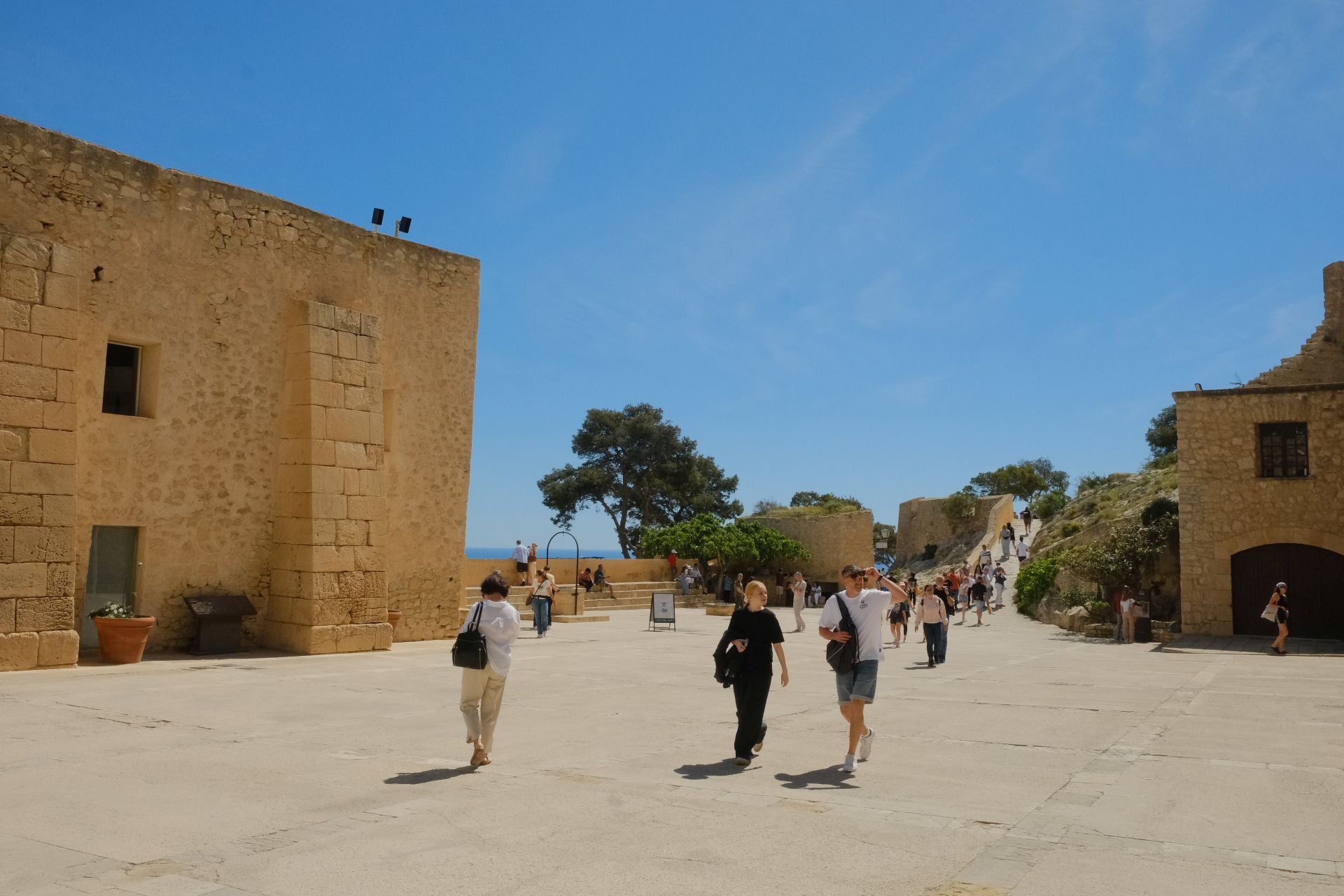 Alicantinos y turistas celebran la Pascua en el castillo de Santa Bárbara