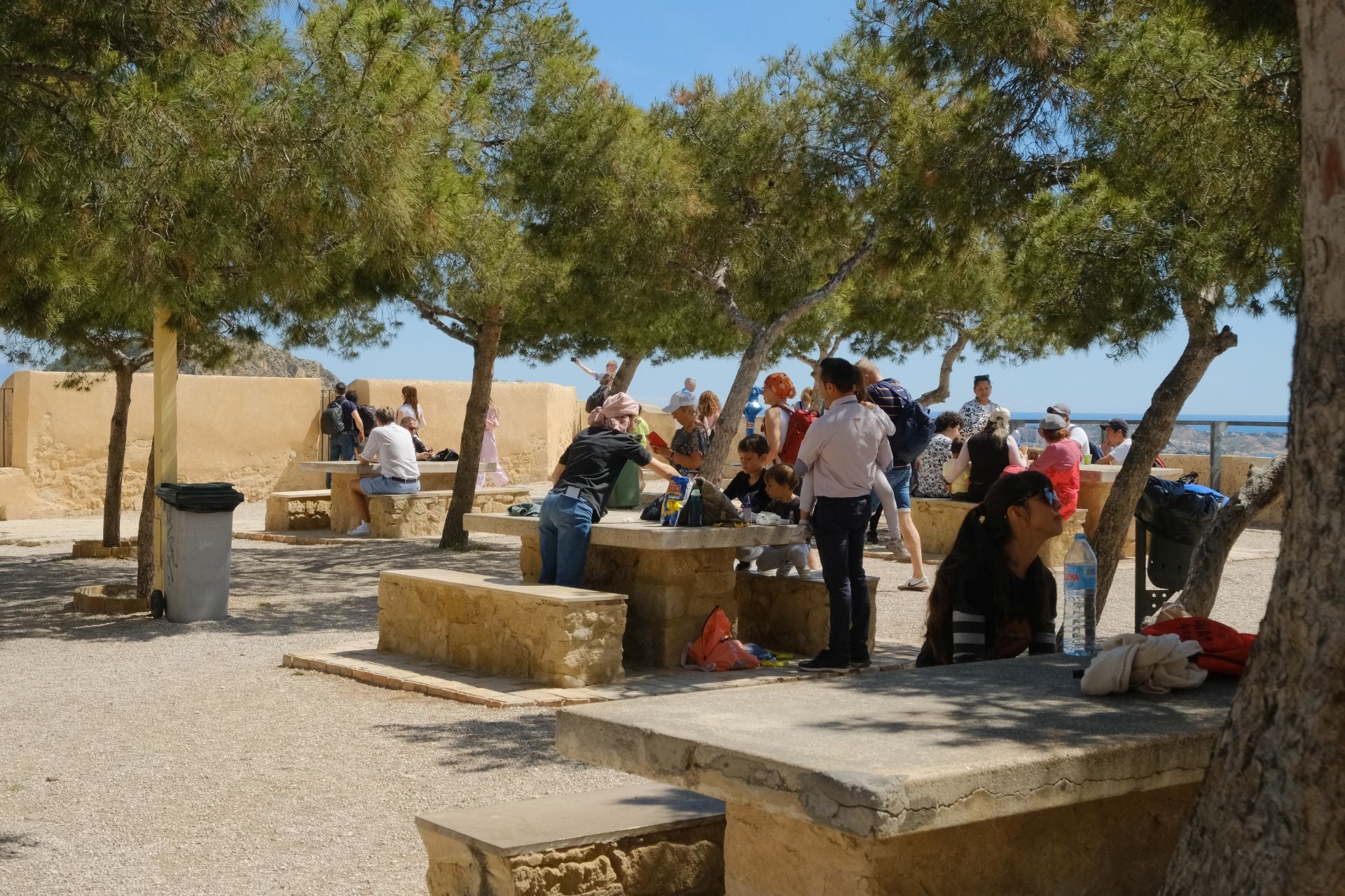 Alicantinos y turistas celebran la Pascua en el castillo de Santa Bárbara