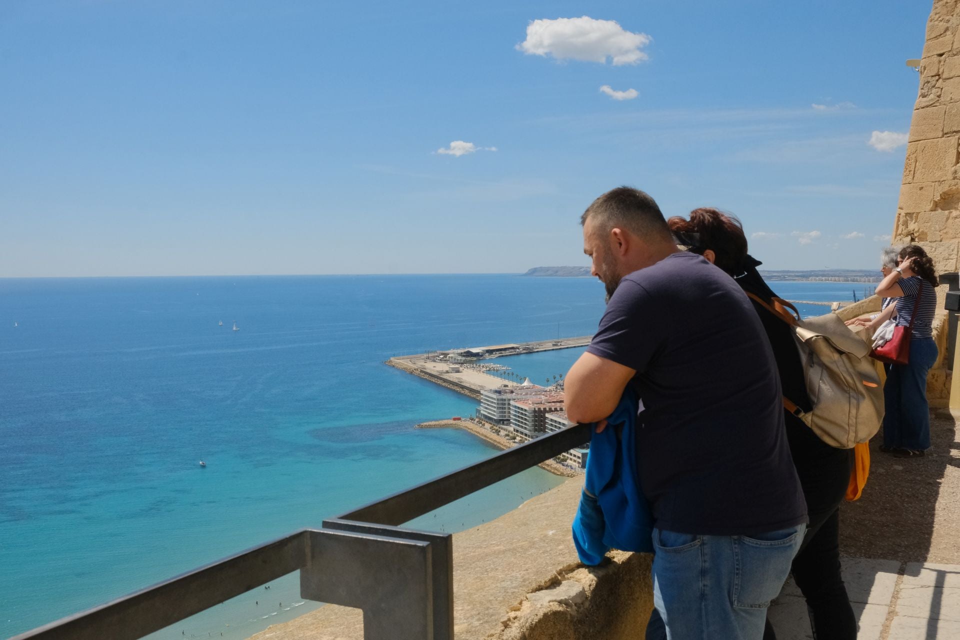 Alicantinos y turistas celebran la Pascua en el castillo de Santa Bárbara