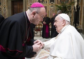 Monseñor José Ignacio Munilla, con el Papa Francisco, en el Vaticano.