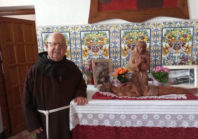 Fray Oltra con su hábito en la Ermita del Pare Pere.